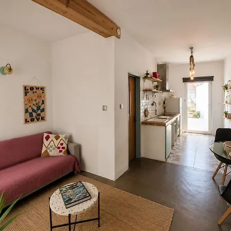 公寓 Cozy Little With Small Backyard *